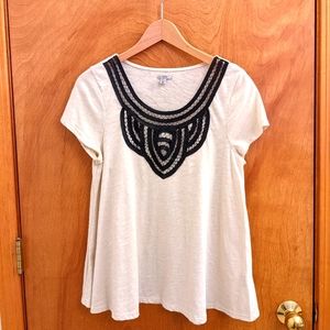 Anthropologie Ecote ivory short-sleeve flowy v-neck w/ black trim detail size M